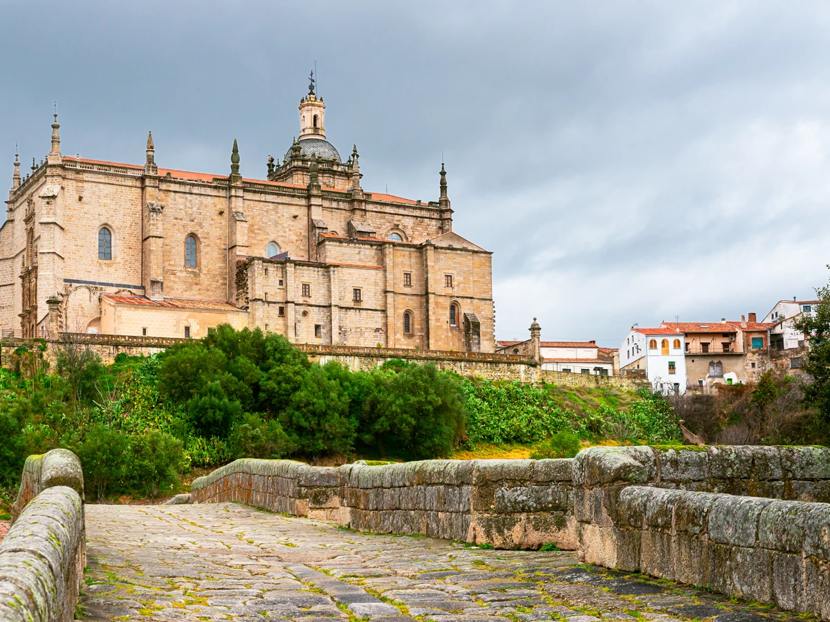 Catedral y puente medieval